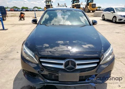 2015 Mercedes-Benz C 300 4Matic z USA, uszkodzony, nr VIN 55SWF4KB5FU059665